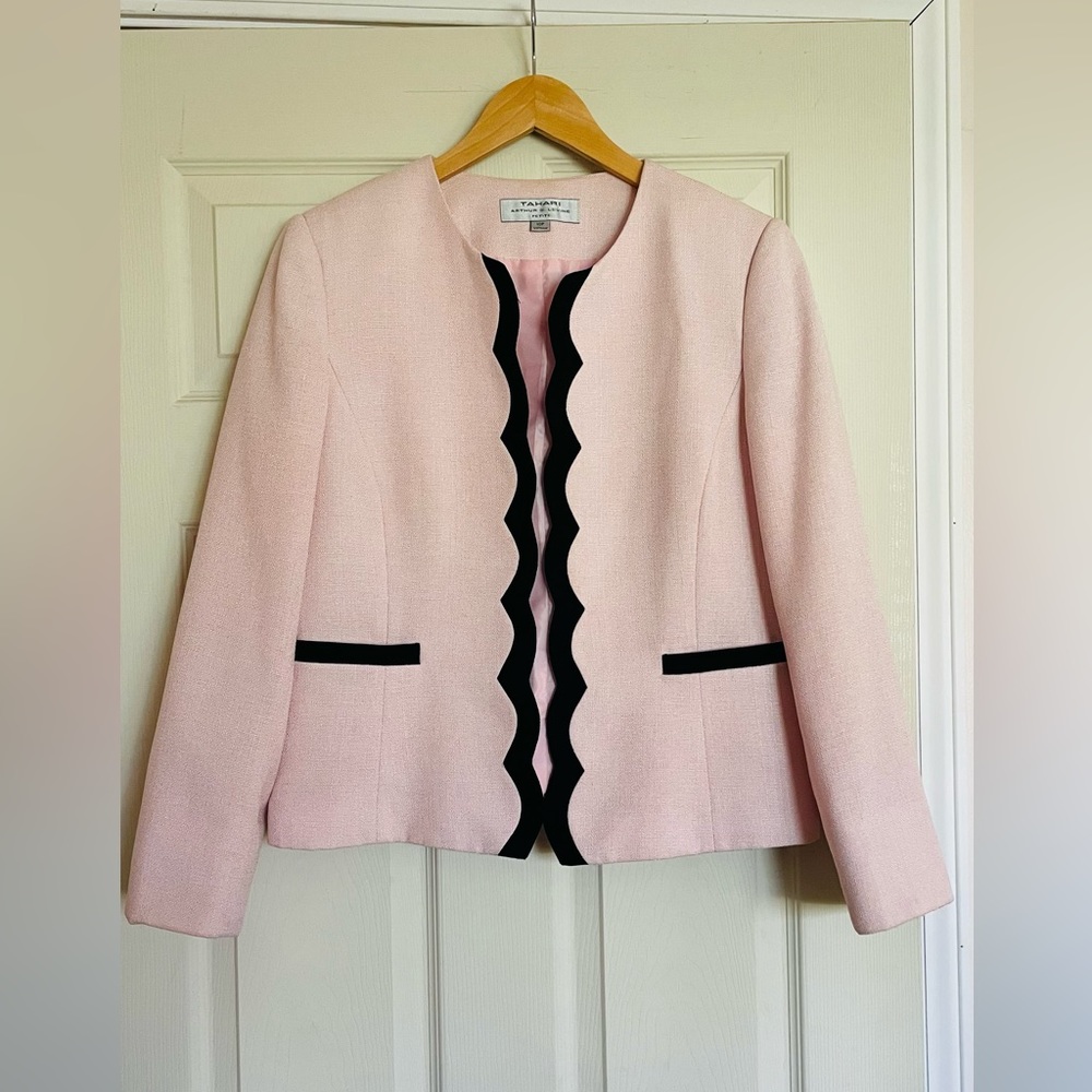 Elegant Tahari scallop-trimmed blazer